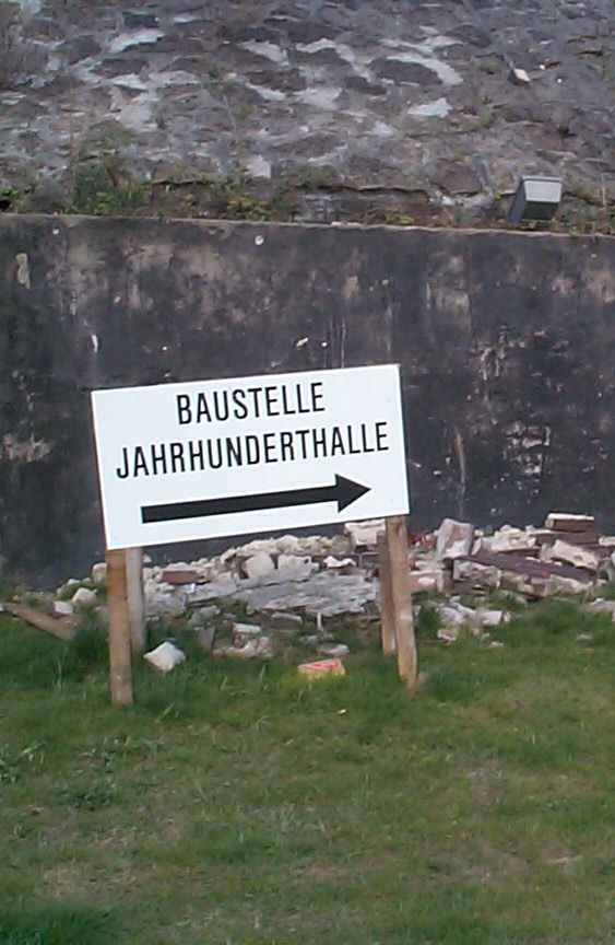 Baustellenschild mit Verweis auf Jahrhunderthalle Bochum