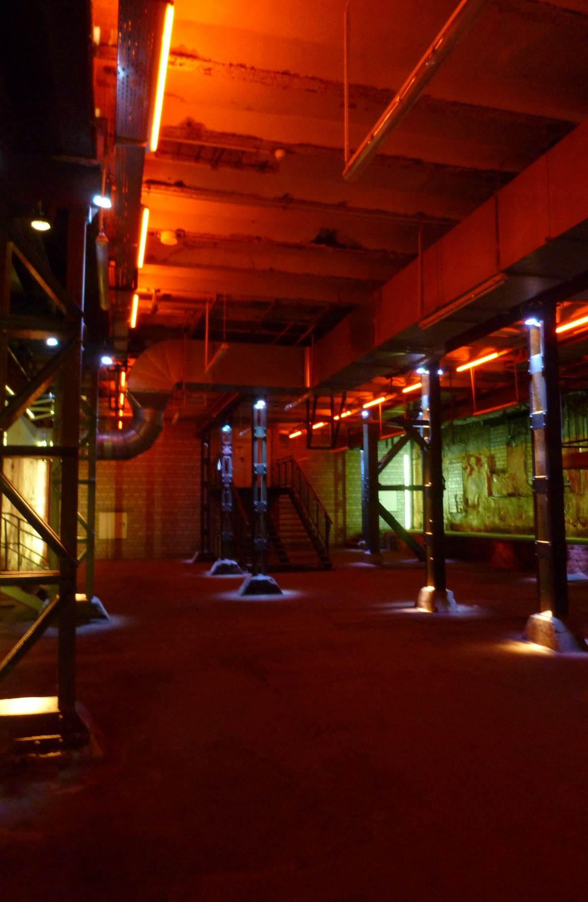 Blick in die beleuchteten Unterwelten der Jahrhunderthalle Bochum