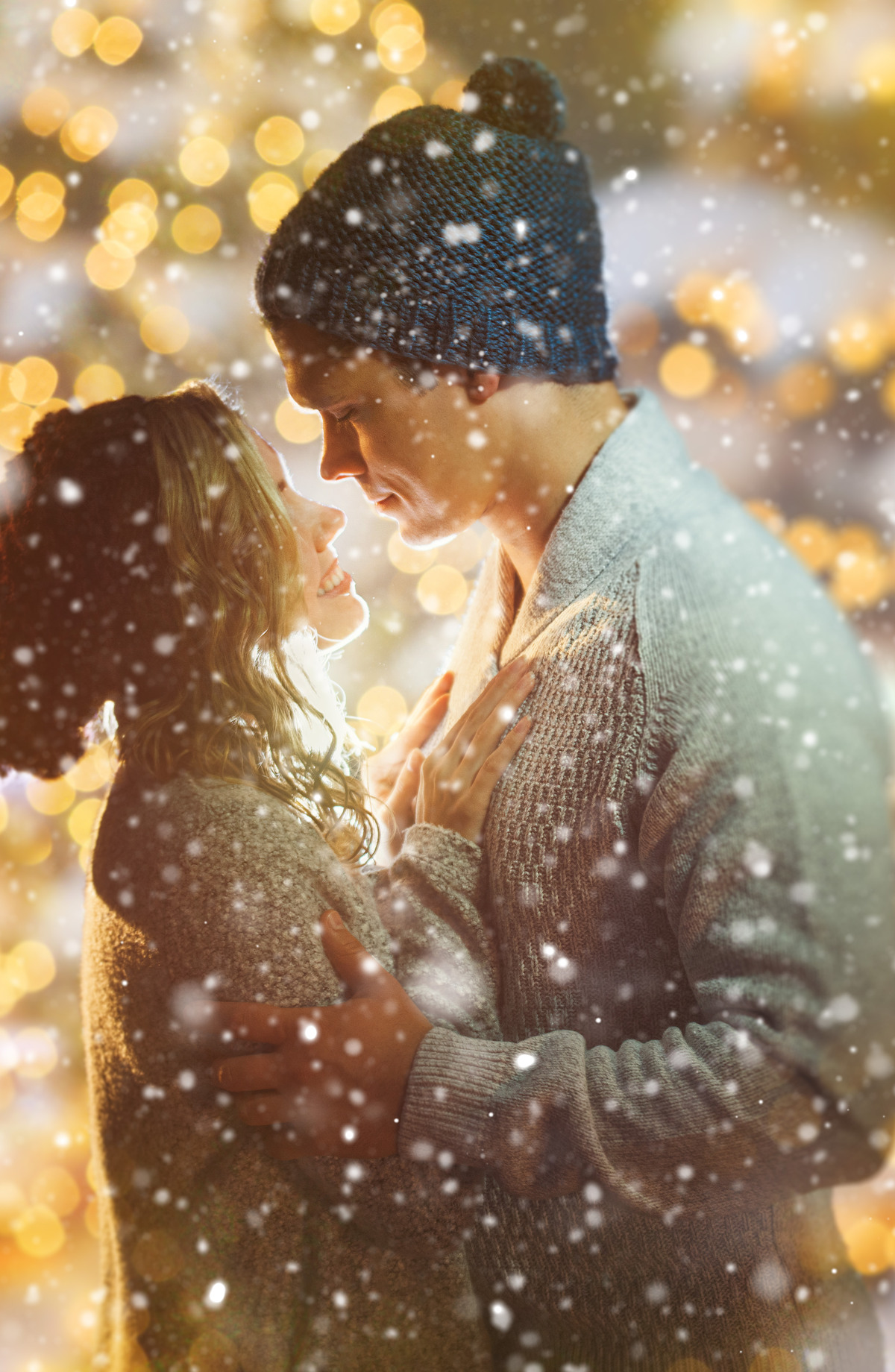 Ein verliebtes Paar in Winterkleidung umarmt sich zärtlich, umgeben von verschwommenen Lichtern und fallenden Schneeflocken.