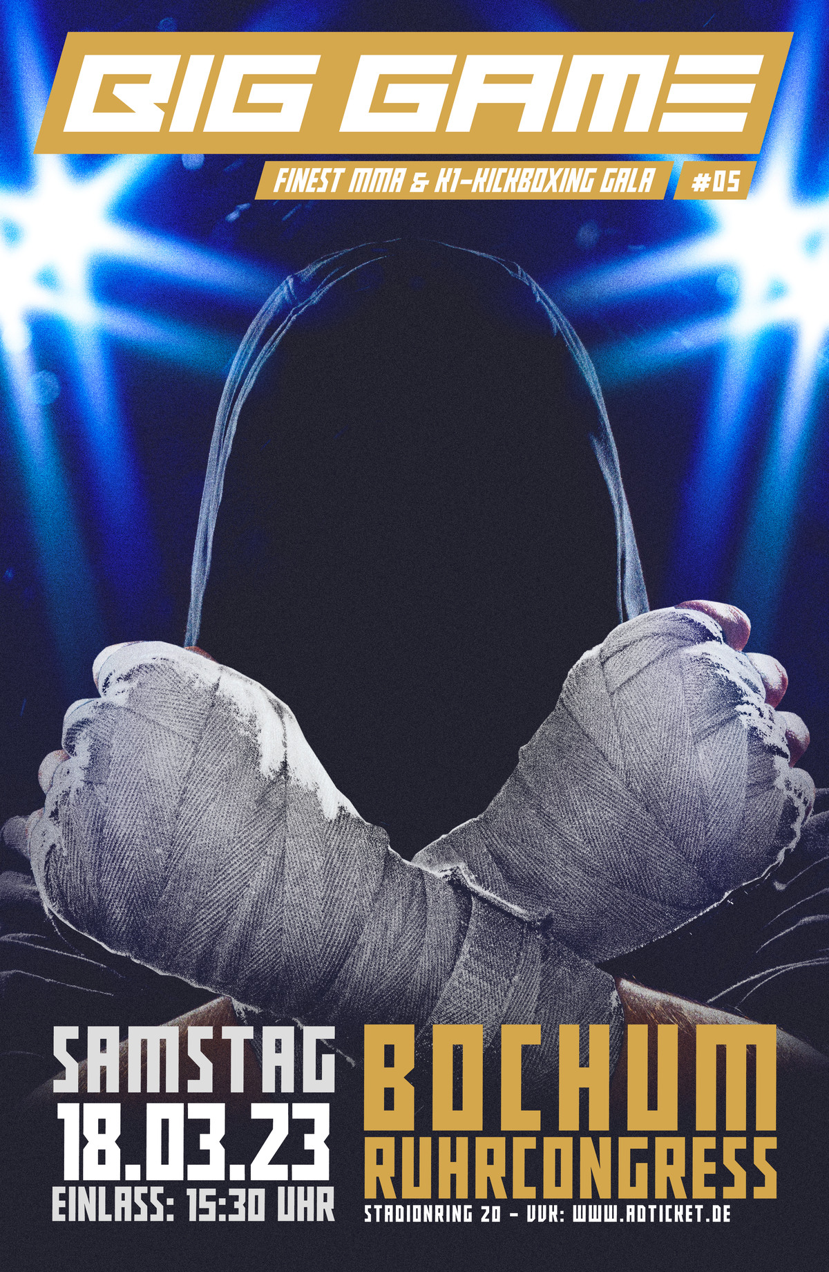 Kickboxer mit gekreuzten Armen, geballten Fäusten und ohne Gesicht.