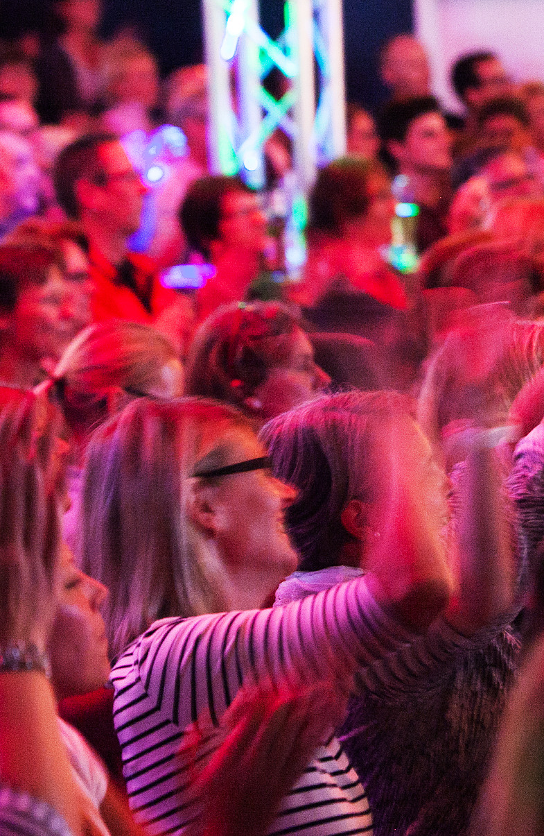 Die Zuschauermenge singt beim Rudelsingen fleißig mit.